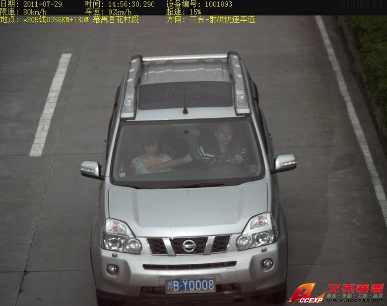 川BY0008車主MM摸奶門圖片，NISSAN奇駿SUV超速摸胸門